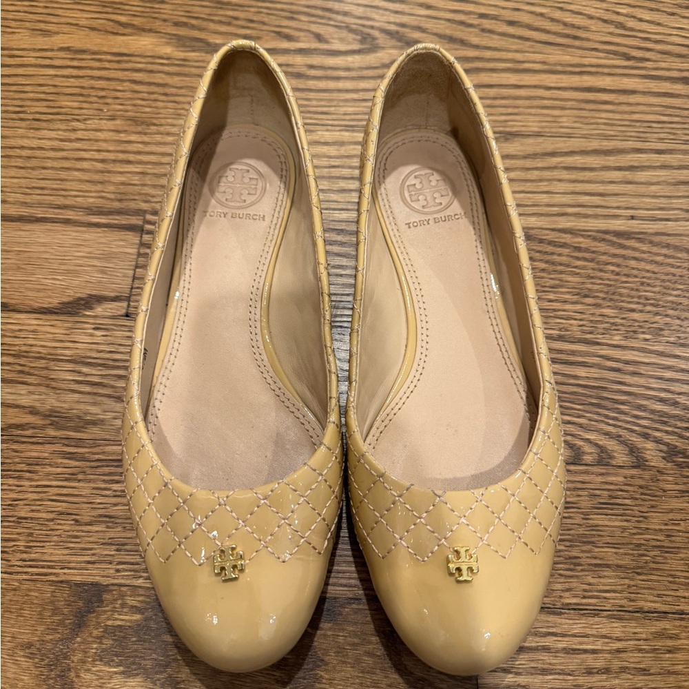 Tory Burch Quilted Ballet Flats – Nude / Tan Patent Leather